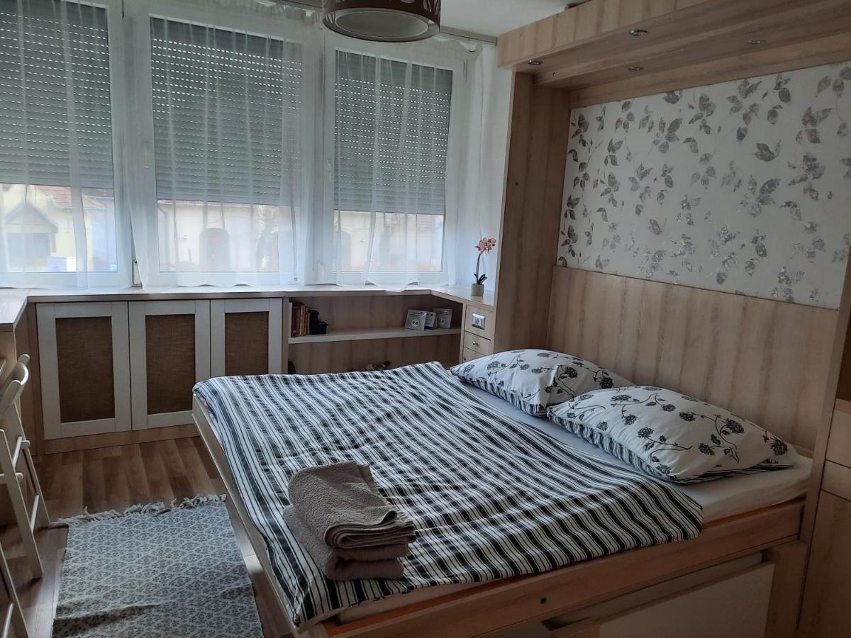 Mikes Apartman Apartment Szekszárd Екстериор снимка