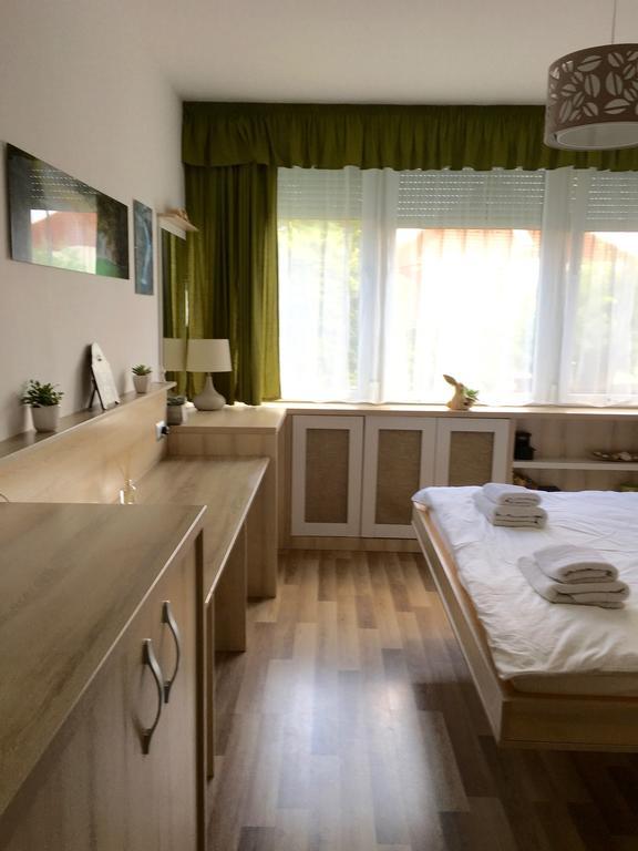 Mikes Apartman Apartment Szekszárd Екстериор снимка